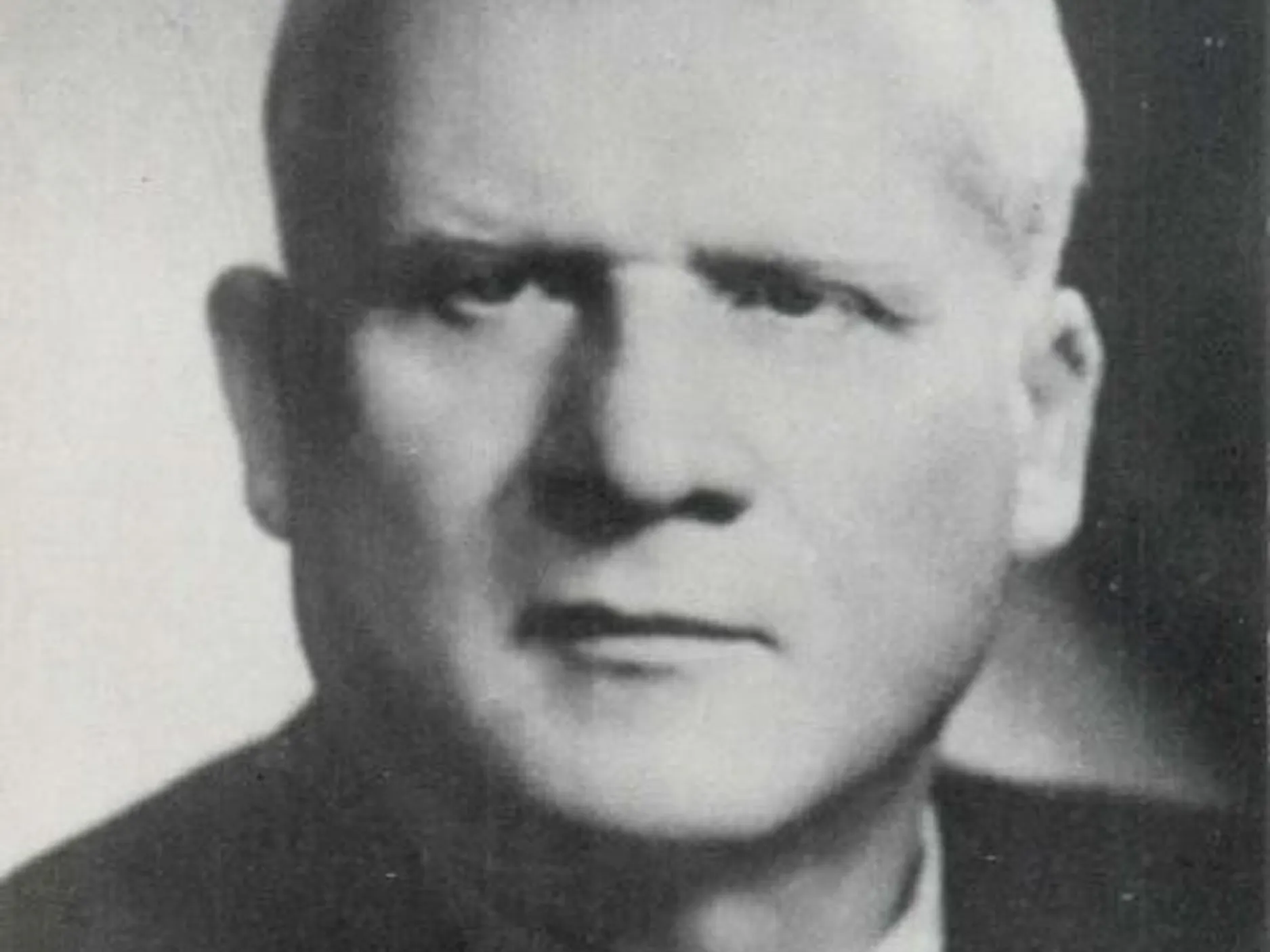 Portret pisatelja v črnobeli tehniki.